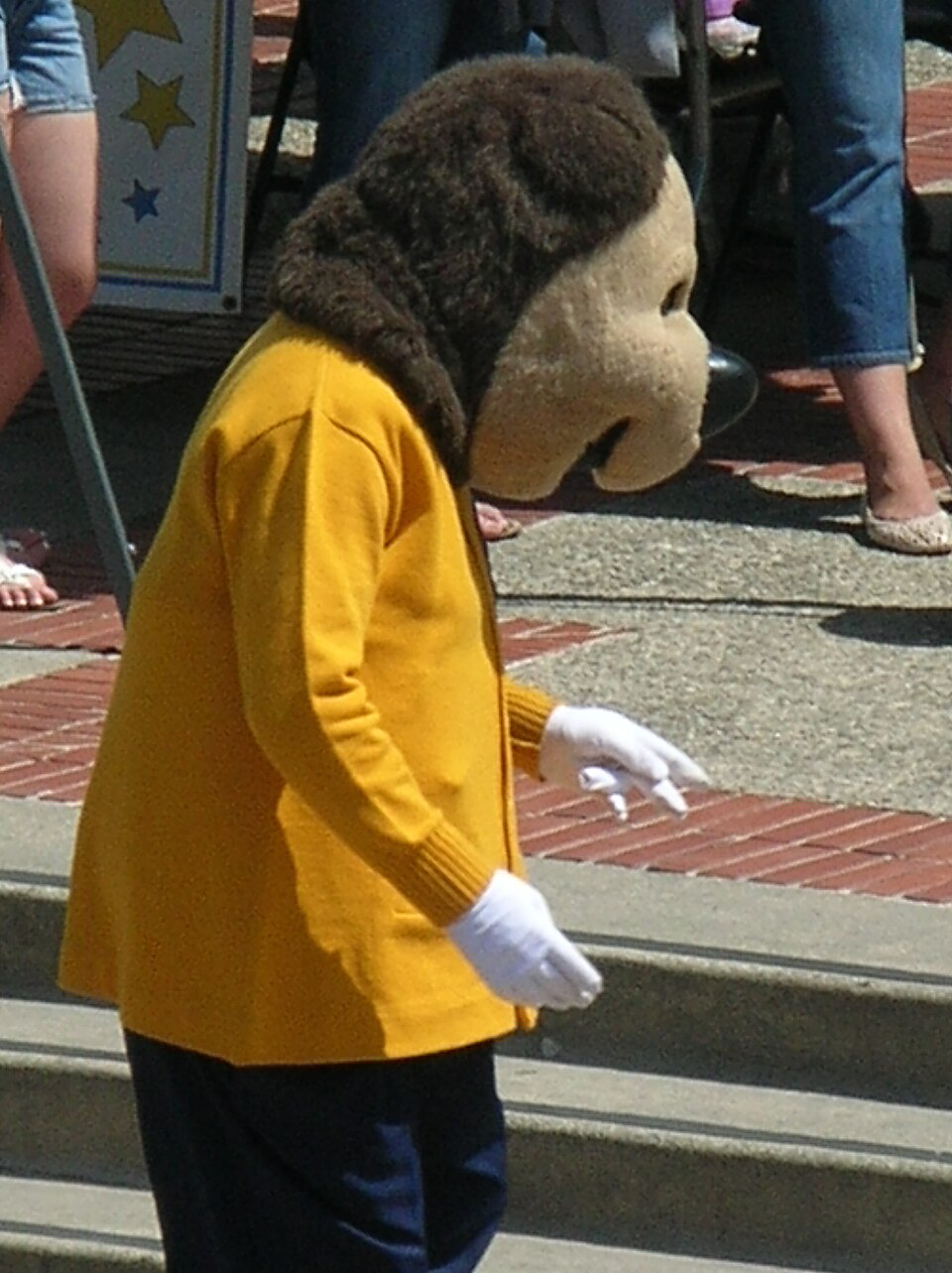 Oski in a yellow cardigan walking beside the campus steps at Cal Day. Photo credit: © BrokenSphere / Wikimedia Commons.